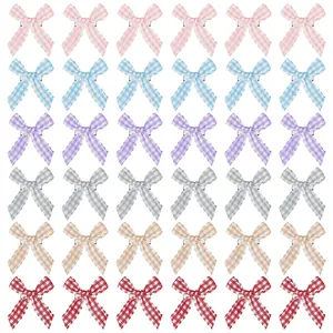 Détail de 36 barrettes à cheveux à nœuds écossais colorés avec bords festonnés