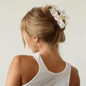 Eleganter Acetat-Haarclip mit floralem Muster an blondem Modell in der Rückansicht