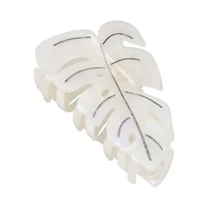 Makro-Detail der Monstera-Blattform Haarklammer mit Perlglanz-Acetat-Finish