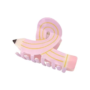 Detail van creatieve potloodvormige haarklem in roze met gele strepen en een sterke veer