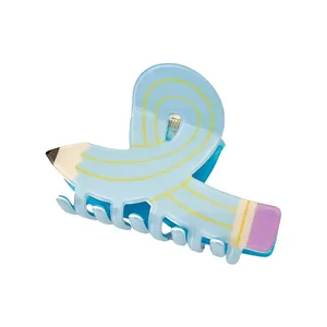 Detailweergave van een creatieve haarklem in de vorm van een blauw potlood met strepen