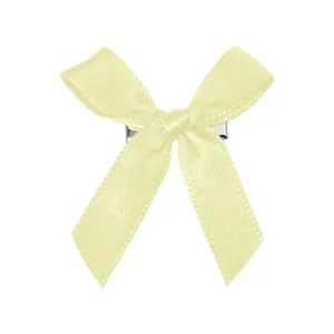 Détail de la pince à cheveux noeud satin crème de 4cm avec base crocodile en métal