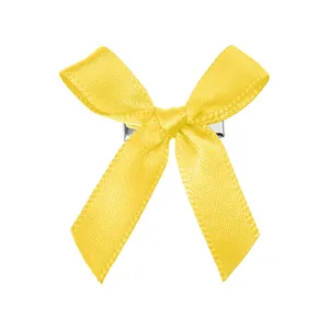 Détail de la pince à cheveux nœud en satin jaune avec clip bec de canard en métal poli