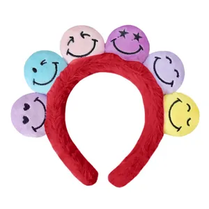 Kreatives Plüsch-Haarband mit bunten gestickten Smileys auf rotem flauschigem Reif