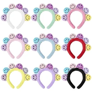 Set mit 9 bunten Plüsch-Stirnbändern mit niedlichen bestickten Smileys für Damen
