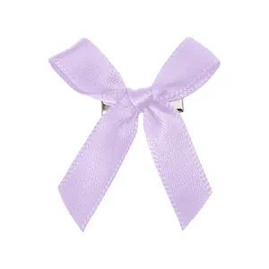 Détail d'un nœud en satin violet clair avec une pince crocodile en métal à l'arrière