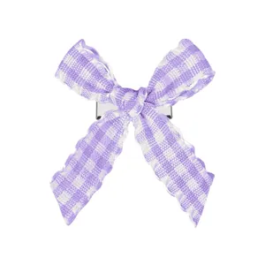 Détail de la pince à cheveux nœud vichy violet et blanc avec clip en métal argenté