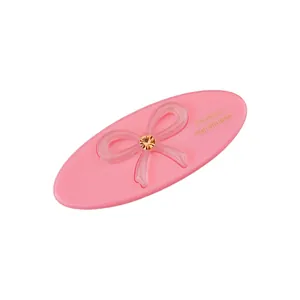 Detailansicht der rosa Haarspange aus Acetat mit Harzschleife und glänzendem Strass