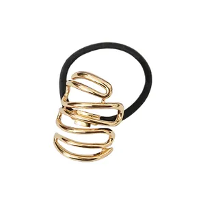 Detailansicht der goldenen Spiral-Metallschnalle mit hochelastischem schwarzem Haargummi