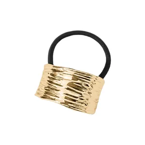Detailansicht des schwarzen elastischen Haargummis mit breiter goldener Metallschnalle