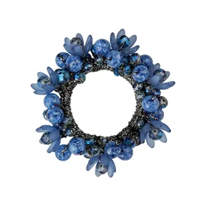 Blauer elastischer Haargummi mit Perlen, bunten Strasssteinen und Blumenanhängern