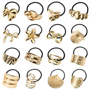 Set de 16 gomas para el pelo con diversos dijes de metal dorado como lazos y flores