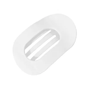 Detalle de una pinza para el pelo blanca ovalada con calados y acabado brillante