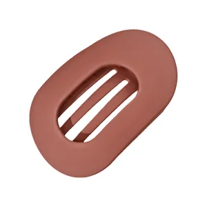 Detalle de la pinza para el cabello ovalada hueca rojo óxido mate con dientes internos