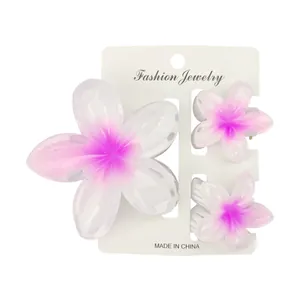 Detailansicht von drei rosa Frangipani-Haarklammern auf weißer Karte mit Metallfedern