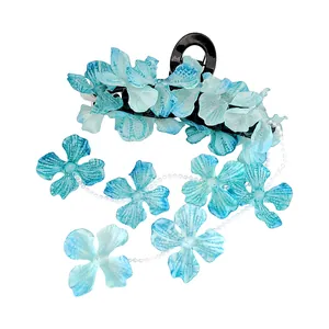 Pince à cheveux fleurie bleue élégante avec pompon perlé et pétales en tissu