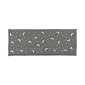 Dettaglio della fascia sportiva grigio scuro con paillettes a luna d'argento e strass