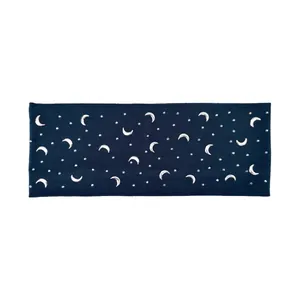 Dettaglio della fascia in maglia blu scuro con motivi metallici di luna crescente e stelle