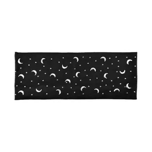 Dettaglio della fascia elastica nera con stampe di lune e stelle argentate e cuciture