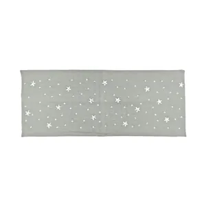 Dettaglio della fascia in maglia grigio chiaro con stelle argentate e strass brillanti