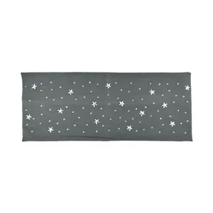 Dettaglio della fascia in maglia grigio scuro con stelle argentate e strass lucidi