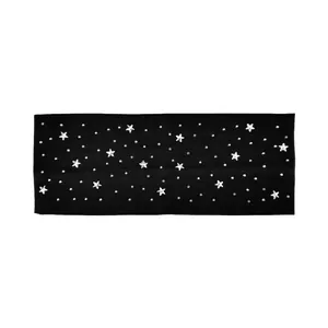 Dettaglio macro della fascia in maglia nera con borchie a stella argentate e strass lucidi