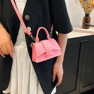 Ροζ καπιτονέ τσάντα micro από τσόχα με χρυσά αξεσουάρ και λουράκι ώμου