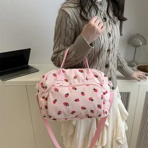 Borsa a spalla in velluto a coste rosa con stampa fragola e tracolla regolabile
