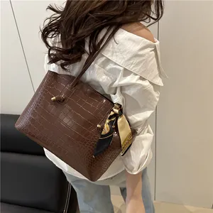 Borsa tote marrone motivo coccodrillo con sciarpa di seta e sottile tracolla