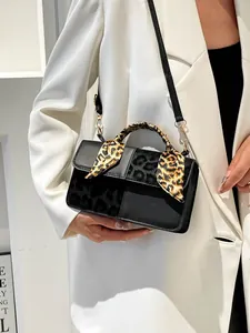 Sac bandoulière chic en cuir PU noir à imprimé léopard avec détail foulard en soie