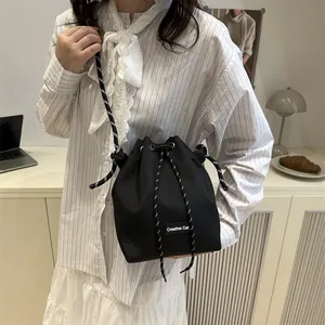 Borsa a secchiello nera minimalista con coulisse, etichetta Creative Cat e tracolla