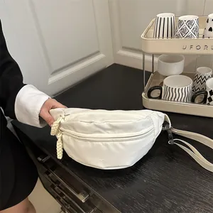 Sac banane minimaliste blanc avec fermetures à nœuds tissés et double compartiment