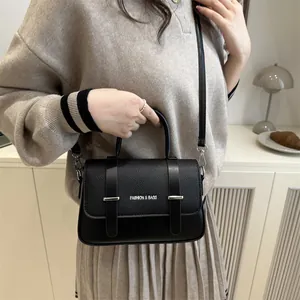 Sac bandoulière noir tendance avec texture litchi et détails métalliques argentés