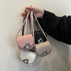 Mini sacs selle en rose noir et blanc avec boucle cœur et cuir grainé élégant