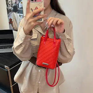 Mini sac bandoulière rouge tressé avec boucle argentée et bandoulière réglable