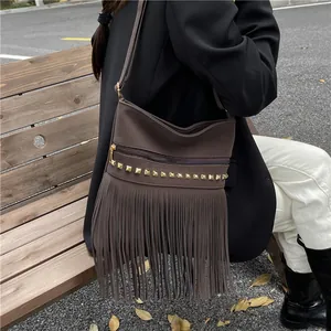 Borsa a Spalla Vintage da Donna con Frange Grande Capacità Pelle PU Nappe Borsa a Tracolla con Borchie Dorate Stile Bohemian