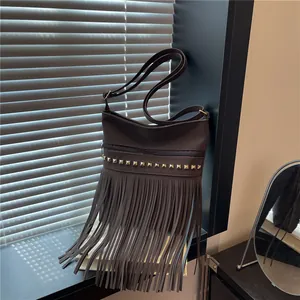 Borsa tote retrò marrone scuro in pelle con lunghe frange e dettagli di borchie
