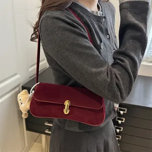 Sac Sous Le Bras Vintage En Suède Pour Femmes Sac Baguette Rétro Couleur Unie Avec Serrure En Métal Et Pendentif Monstre En Peluche Sac À Main