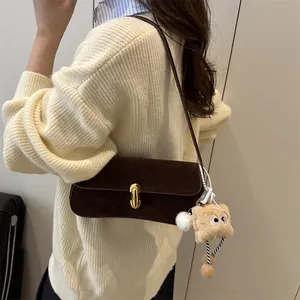 Sac sous les bras en daim marron avec boucle dorée et détail de charm peluche