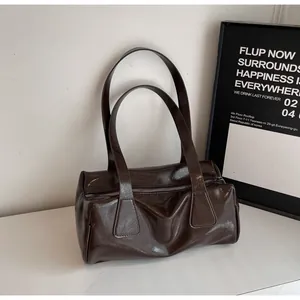 Dettaglio borsa a spalla vintage in pelle lucida marrone scuro con doppi spallacci sottili