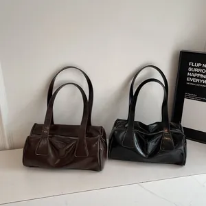 Borse a bauletto vintage in ecopelle nera e marrone con finitura lucida effetto stropicciato