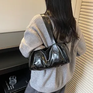 Borsa a tracolla minimalista in pelle verniciata nera con design a pieghe per ufficio