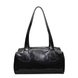 Borsa a spalla in ecopelle nera lucida dal design vintage baguette e forma a bauletto