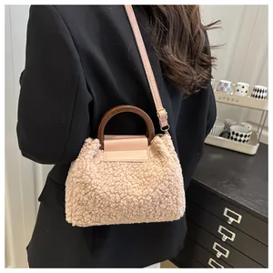 Borsa in shearling rosa con manici circolari in legno e tracolla in pelle rimovibile