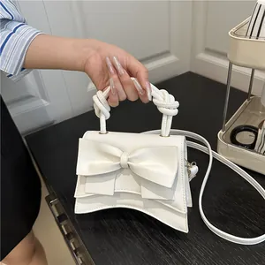 Witte minimalistische crossbodytas met decoratieve strik en geweven handvat voor dames