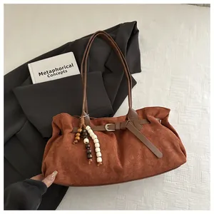 Sac sous le bras en daim marron avec perles décoratives et boucle au style rétro