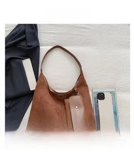 Dettaglio della borsa tote in pelle scamosciata marrone scuro con custodia rimovibile