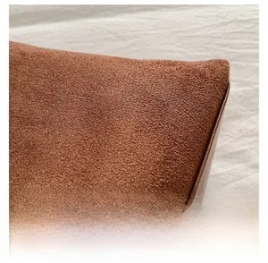 Dettaglio della trama in camoscio marrone e del bordo in pelle liscia della borsa tote grande