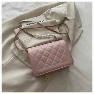 Detail der rosa gesteppten Ledertasche mit Perlenriemen und goldener Kette