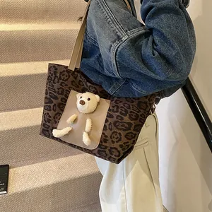 Große Shopper-Tasche mit Leopardenmuster, 3D-Plüschbär-Dekor und stylischen Schultergurten